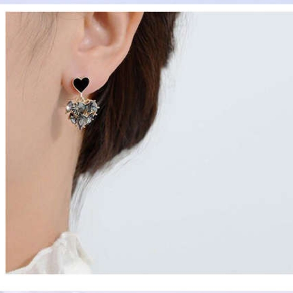 Black Heart Czech Rhinestone Women Stud Earrings - Picture 3 of 4